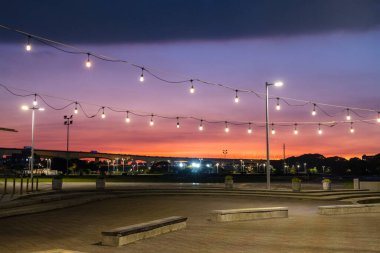 Taipei, Tayvan - 14 Aralık 2023: Günbatımında Taipei nehir kenarı parkı