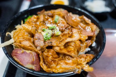 Restoranda ızgara biftek kasesi.