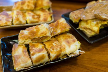 Tayvan yerel kahvaltı dükkanında Çin omletli krep.