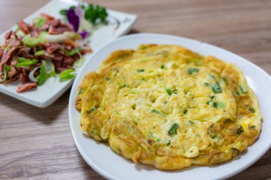 Yeşil soğanlı tavuk yumurtalı omlet.