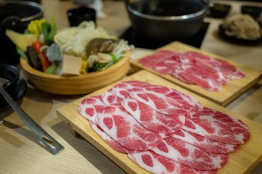 Hot pot restoranında bir dilim taze et.