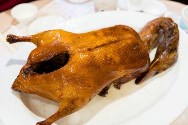 Bütün kızarmış ördek pekin ördeği.