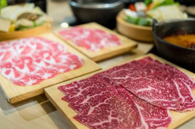 Hot pot restoranında bir dilim taze et.