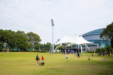 Tayvan - 09 Aralık 2023: Yeşil çimenli büyük park