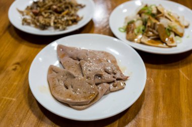 Tabağında domuz ciğeri olan.