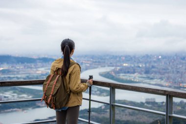 # Yürüyüş yapan bir kadın # # Ve dağın tepesinde duruyor #