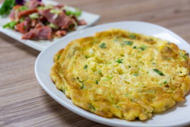 Yeşil soğanlı tavuk yumurtalı omlet.