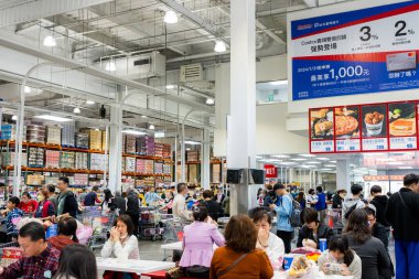 Tayvan - 08 Aralık 2023: Tayvan 'daki Costco mağazasının içi