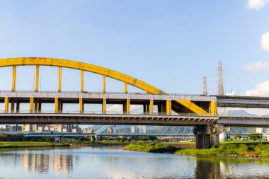 Taipei, Tayvan - 14 Aralık 2023: Nehir kenarındaki Taipei şehri