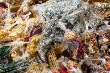 Noel süslemeleri pazarda satılıyor.