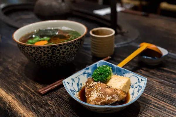 レストランで豆腐と麺で調理された醤油 — ストック写真