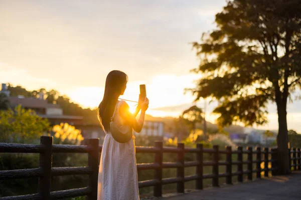 Žena Použití Mobilního Telefonu Fotit Při Západu Slunce — Stock fotografie