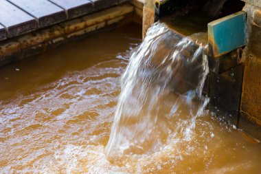 Tayvan 'ın Jinshan kentindeki musluktan onsen suyu geliyor.