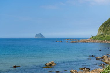 Tayvan 'ın kuzey kıyısında açık mavi gökyüzü ve deniz plajı.