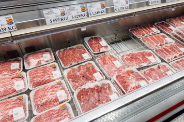 Tayvan - 22 Eylül 2023: Costco mağazasındaki süpermarkette taze etle dolu raflar