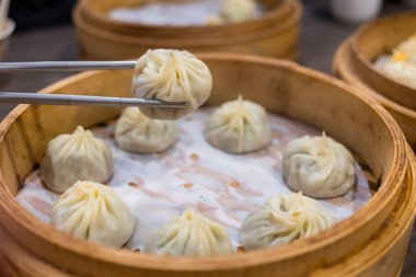 Buharda pişirilmiş Xiaolongbao geleneksel buhar sepetinde servis edilir.