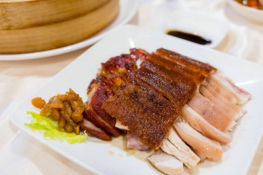 Barbekü domuz eti ve soslu çıtır domuz eti.