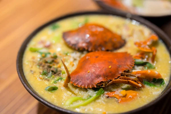 餐馆里的海鲜粥碗里有螃蟹 — 图库照片