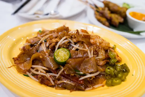 Pan Fried Flat Noodles Dish Thai Restaurant — Stock Photo, Image