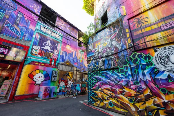 Taipei, Tayvan - 02 Ocak 2023: Ximen ilçesindeki Taipei şehrinde sokak sanatları grafitisi