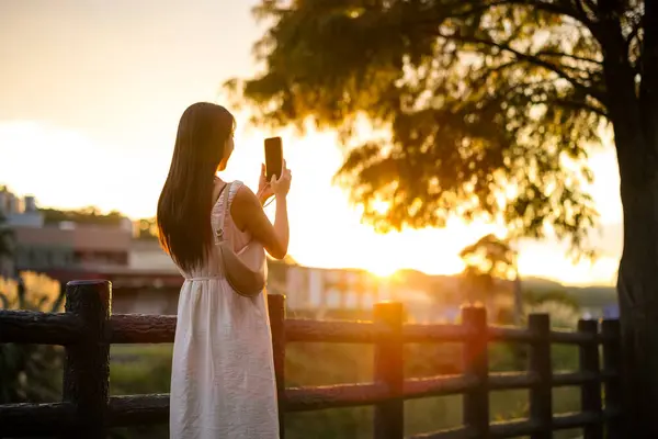 Mujer Uso Del Teléfono Móvil Para Tomar Fotos Bajo Atardecer —  Fotos de Stock
