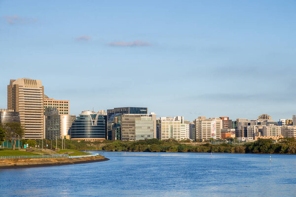 Тайбэй, Тайвань - 14 декабря 2023 года: Тайбэй на берегу реки