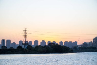 Tayvan 'ın nehir kıyısında gün batımında Taipei şehri