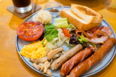 Kahve dükkanında bütün gün kahvaltı