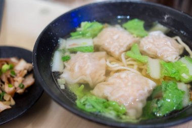 Sebzeli karidesli şehriye çorbası.