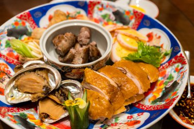 Tayvan restoranında tavuk ve deniz kulağı.