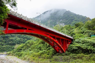 Hualien Taroko 'daki dağ vadisini geçen kırmızı köprü.