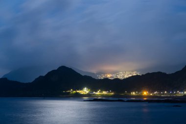 Dağdaki Jiufen köyünün güzel gece manzarası