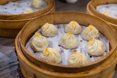 Buharda pişirilmiş Xiaolongbao geleneksel buhar sepetinde servis edilir.