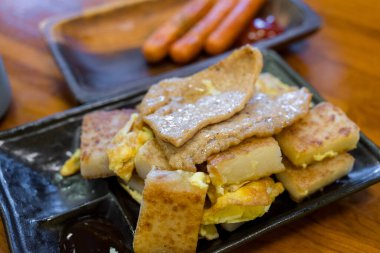 Tavada Çin turplu kek domuz göbeği.