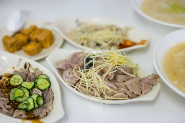 台湾の地元フード店で蒸した鶏肉と豚肉 — ストック写真
