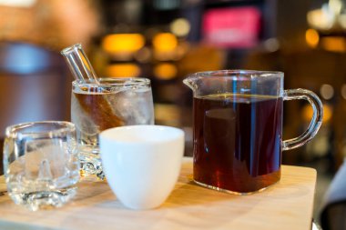 Kafede kahve servisi.