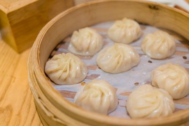 Restoranda Çin usulü çorba ekmeği.