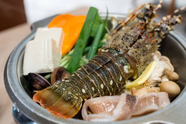 Lokantada ıstakoz ve kalamar ile birlikte deniz ürünleri güveci.