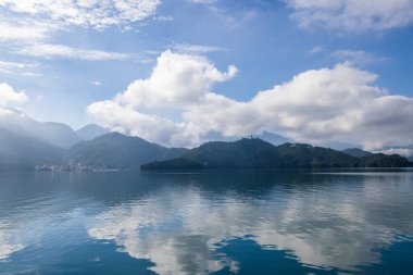 Su birikintisi yansımalı güzel güneş ay gölü