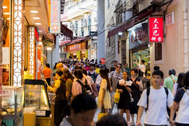 Macau - 28 Haziran 2023: Macau 'da hediyelik eşya dükkanı caddesi