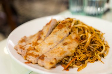 Tavada kızarmış domuz pirzolası.