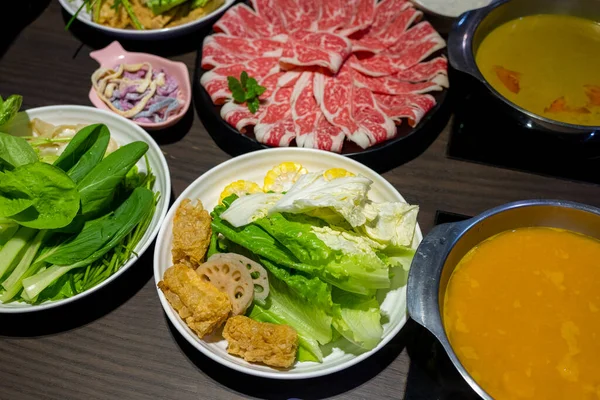 Lokantada biftek ve sebze dilimi.