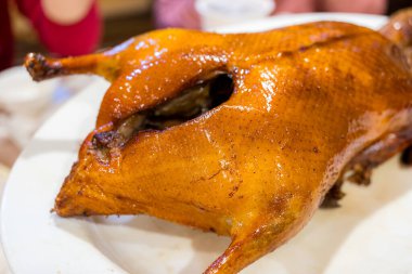 Çin lokantasında bütün pekin ördeği.