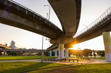 Gün batımında Taipei 'deki Riverside Parkı