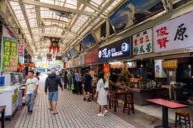Taipei, Tayvan - 17 Ekim 2023: Taipei 'de Huaxi Caddesi Turizm Gecesi Marketi