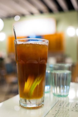 Restoranda buzlu limon çayı.