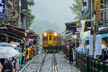 Taipei, Tayvan - 20 Ekim 2023: Taipei 'deki Shihfen Old Street' ten gelen tren