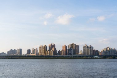 Taipei, Tayvan - 25 Aralık 2023: Taipei şehir merkezi nehir manzaralı
