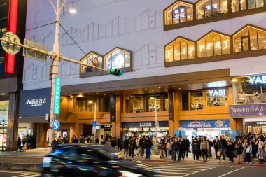 Taipei, Tayvan - 25 Aralık 2023: Gece Taipei şehir sokağı