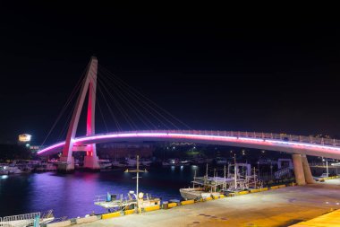 Taipei, Tayvan - 13 Nisan 2023: Tamsui Lover Köprüsü Geceleri